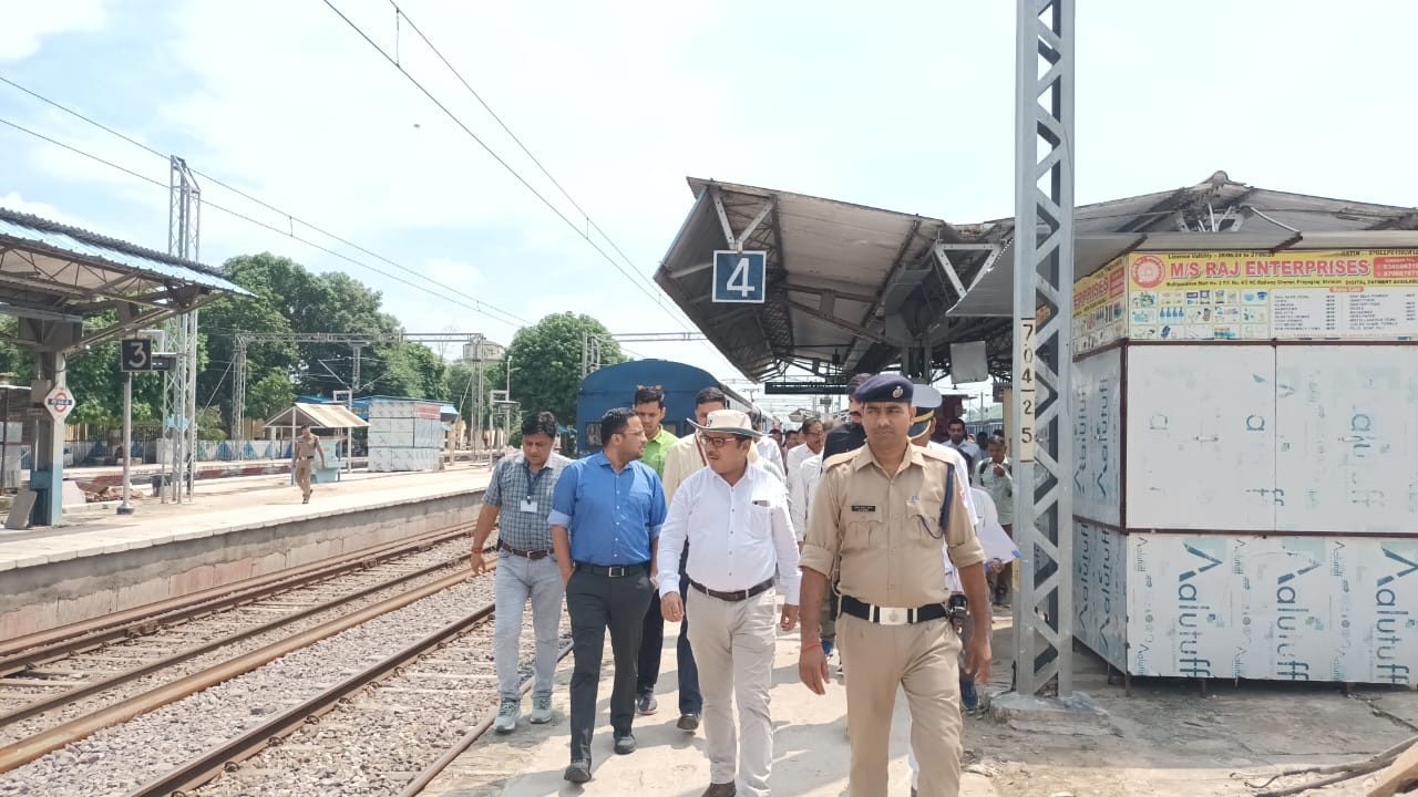 चुनार रेलवे स्टेशन पर चल रहे निर्माण कार्यों का निरीक्षण करते डीआरएम चुनार रेलवे स्टेशन पर चल रहे निर्माण कार्यों का निरीक्षण करते डीआरएम