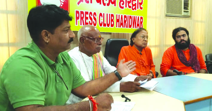 पत्रकारो ंसे वार्ता करते हुए