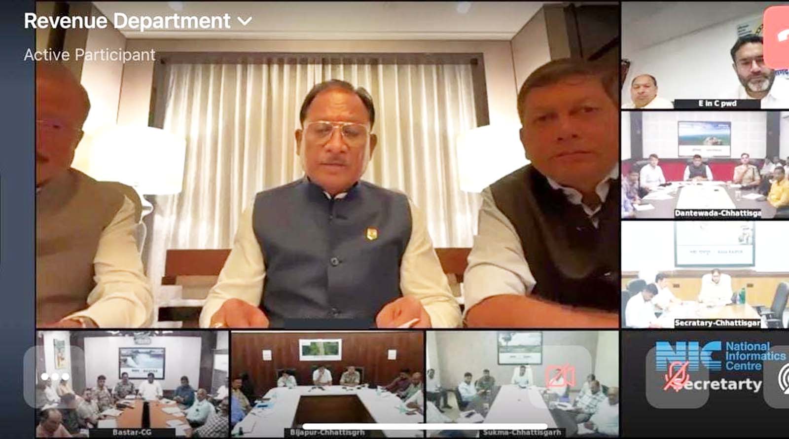 मुख्यमंत्री विष्णुदेव साय  वीडियो कॉन्फ्रेंसिंग के  माध्यम से बस्तर संभाग के बाढ़ प्रभावित जिलों के अधिकारियों से  चर्चा करते