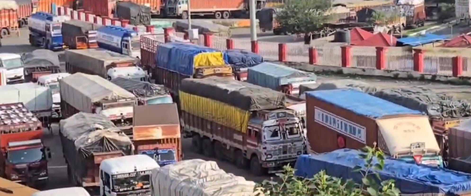 Due to the damage of the bridge on the river Ravi, there was a long traffic jam in Lakhanpur, SSP Kathua and SP Traffic reached the spot Due to the damage of the bridge on the river Ravi, there was a long traffic jam in Lakhanpur, SSP Kathua and SP Traffic reached the spot