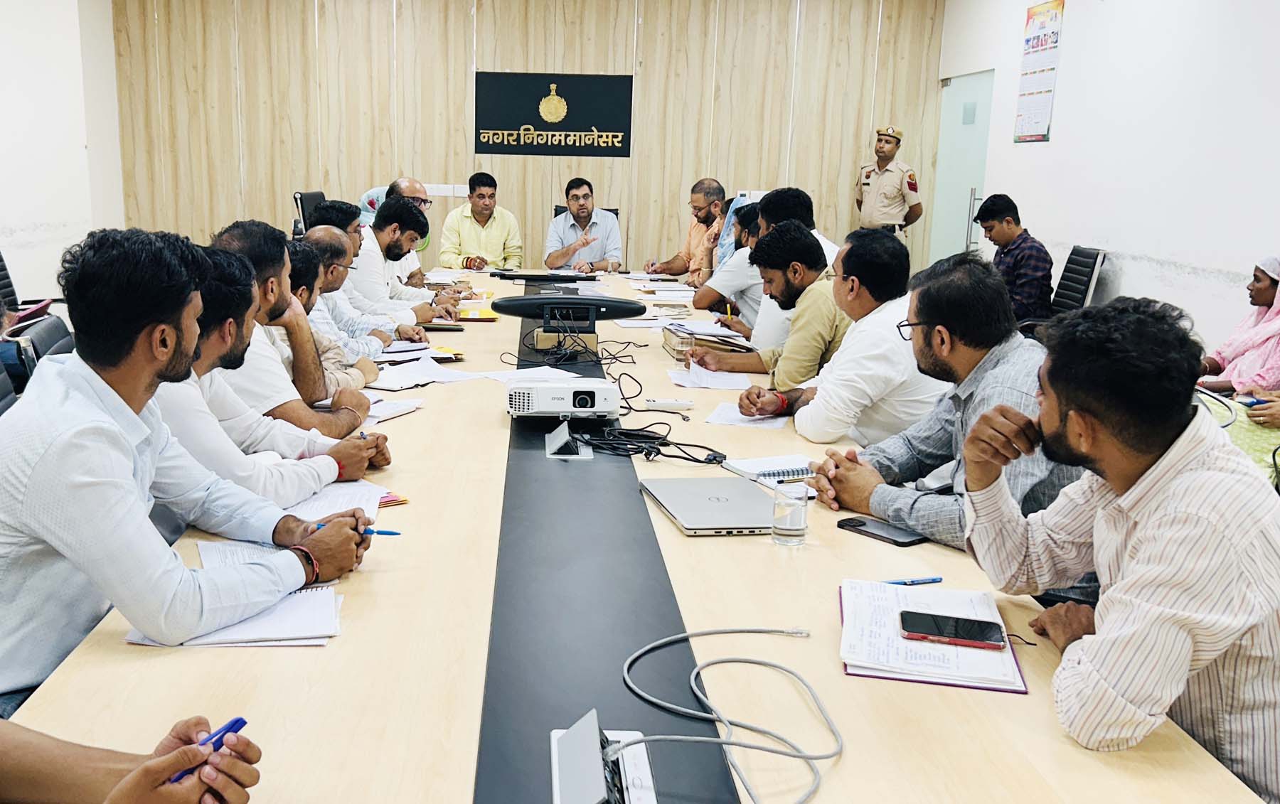 मानेसर नगर निगम में अधिकारियों व पार्षदों के साथ बैठक करते निगमायुक्त आयुष सिन्हा।