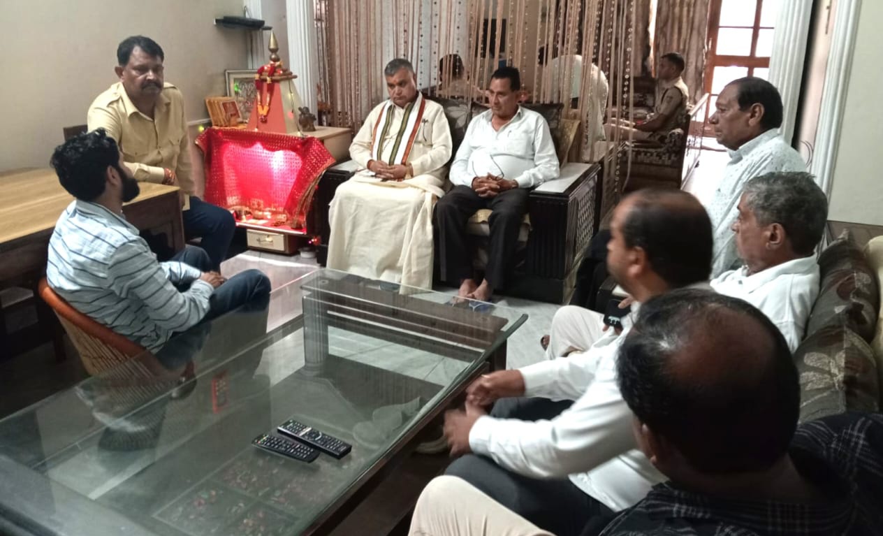 पीड़ित परिवार से मिलते सांसद सतपाल ब्रह्मचारी