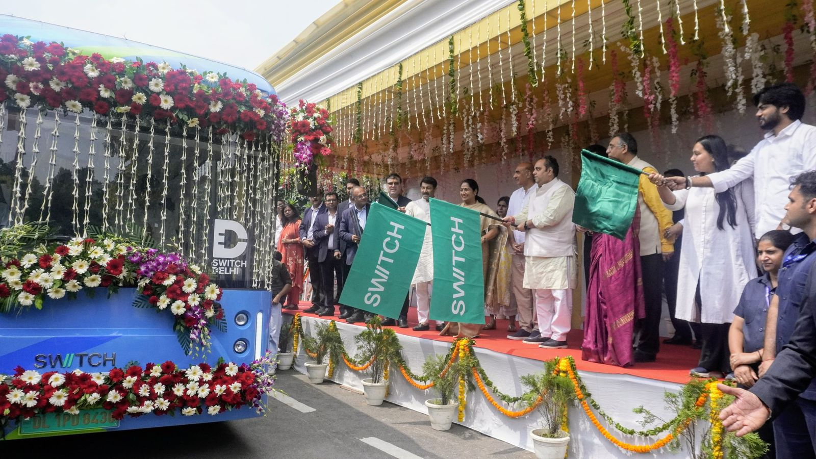 मुख्यमंत्री रेखा गुप्ता के साथ डूसू के उपाध्यक्ष भानू प्रताप सिंह हरि झंडी दिखाते हुए। मुख्यमंत्री रेखा गुप्ता के साथ डूसू के उपाध्यक्ष भानू प्रताप सिंह हरि झंडी दिखाते हुए।