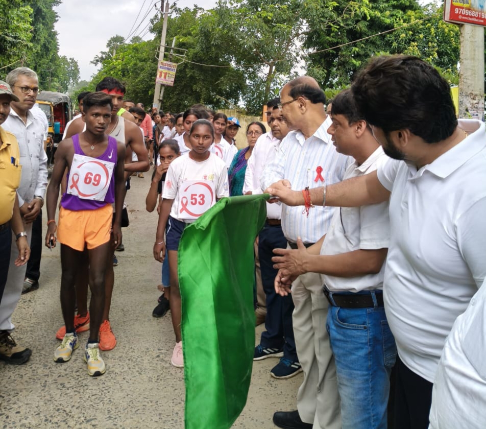 हरी झंडी दिखाते कुलपति हरी झंडी दिखाते कुलपति