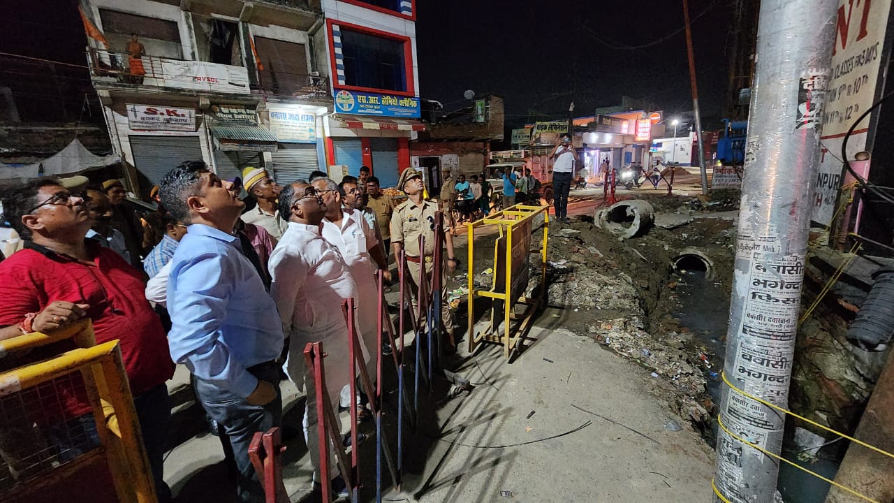 घटना स्थल पर निरक्षण करते हुए गिरीश चंद्र यादव घटना स्थल पर निरक्षण करते हुए गिरीश चंद्र यादव