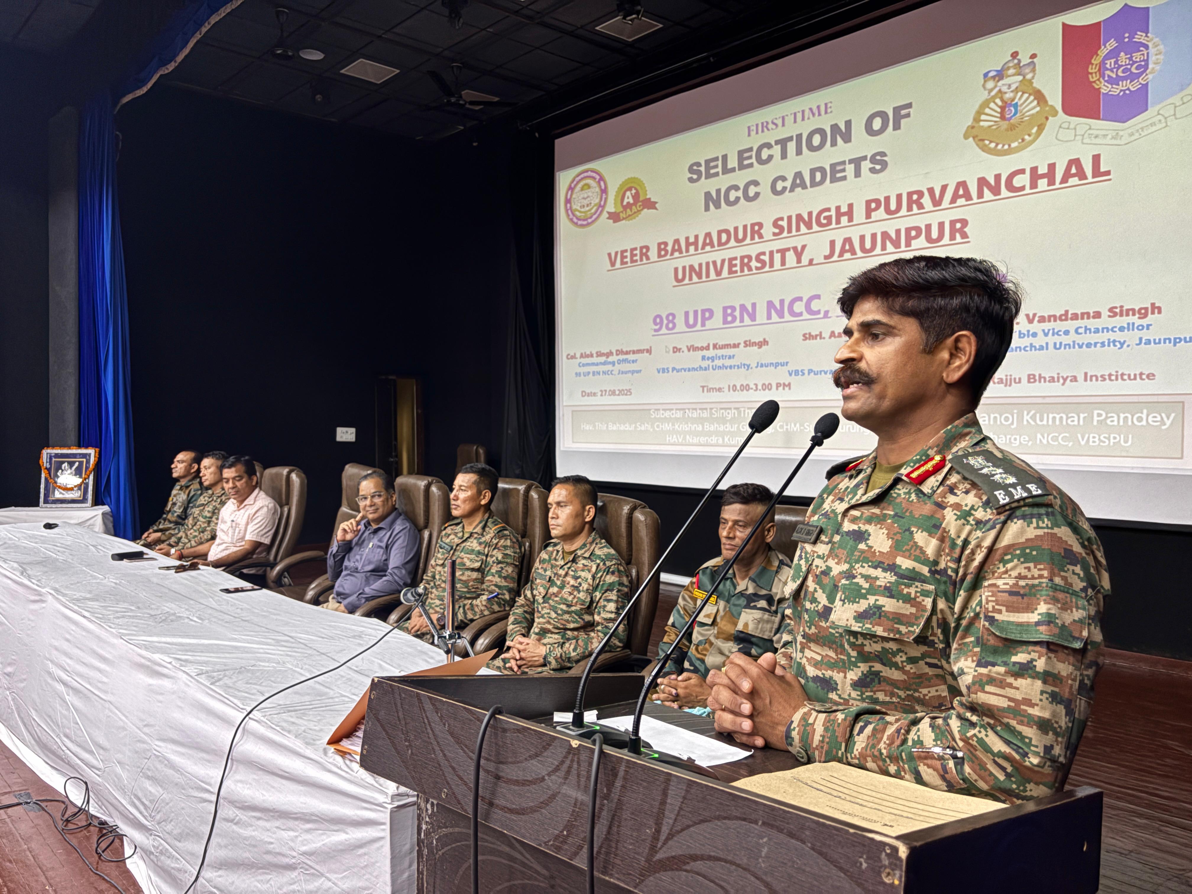 कमान्डिंग ऑफिसर कर्नल आलोक सिंह अपने मातहतों के साथ मंच पर कमान्डिंग ऑफिसर कर्नल आलोक सिंह अपने मातहतों के साथ मंच पर