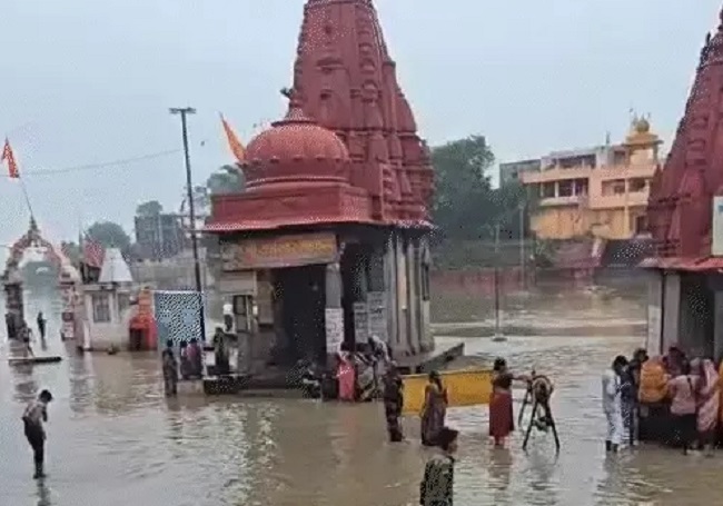 उज्जैन में क्षिप्रा किनारे मंदिर डूबे उज्जैन में क्षिप्रा किनारे मंदिर डूबे