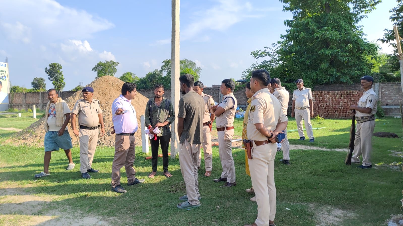 मामले को सुलझाते प्रशासनिक अधिकारी मामले को सुलझाते प्रशासनिक अधिकारी