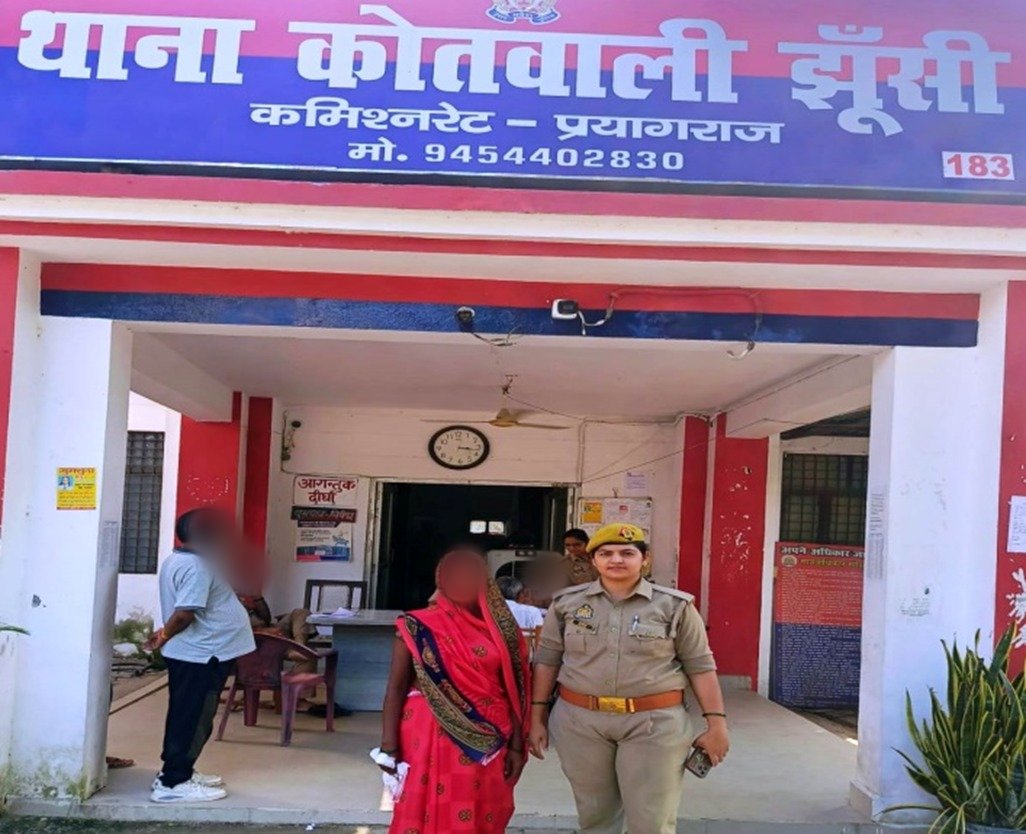 हत्या मामले में प्रयागराज के झूंसी थाने में गिरफ्तार महिला की फोटो हत्या मामले में प्रयागराज के झूंसी थाने में गिरफ्तार महिला की फोटो