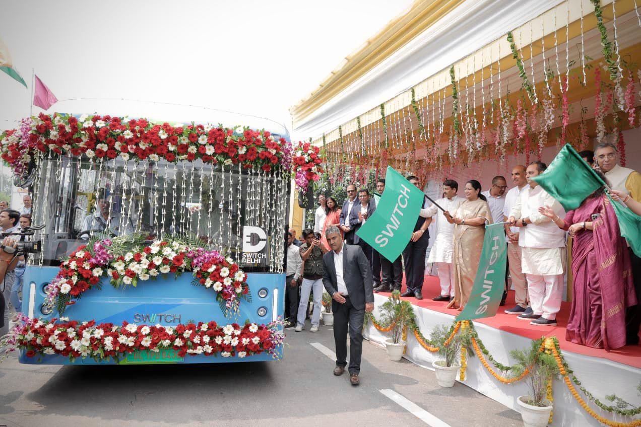 दिल्ली विश्वविद्यालय स्पोर्ट्स कॉम्प्लेक्स में गुरुवार को यू स्पेशल बसों को हरी झंड़ी दिखाती मुख्यमंत्री रेखा गुप्ता और परिवहन मंत्री पंकज कुमार सिंह दिल्ली विश्वविद्यालय स्पोर्ट्स कॉम्प्लेक्स में गुरुवार को यू स्पेशल बसों को हरी झंड़ी दिखाती मुख्यमंत्री रेखा गुप्ता और परिवहन मंत्री पंकज कुमार सिंह