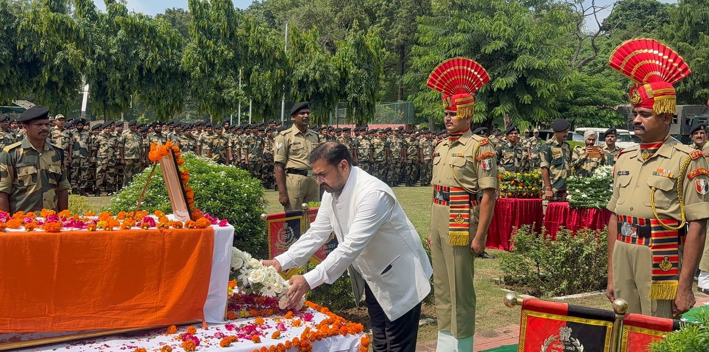 सतीश शर्मा ने बीएसएफ कांस्टेबल राजीव नूनियां को श्रद्धांजलि अर्पित की सतीश शर्मा ने बीएसएफ कांस्टेबल राजीव नूनियां को श्रद्धांजलि अर्पित की