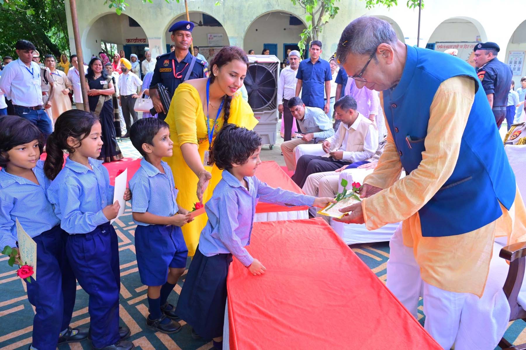 गुरुग्राम के राजकीय कन्या संस्कृति मॉडल प्राथमिक विद्यालय कन्हई में पहुंचे राज्यपाल प्रो. असीम कुमार घोष का स्वागत करते बच्चे।