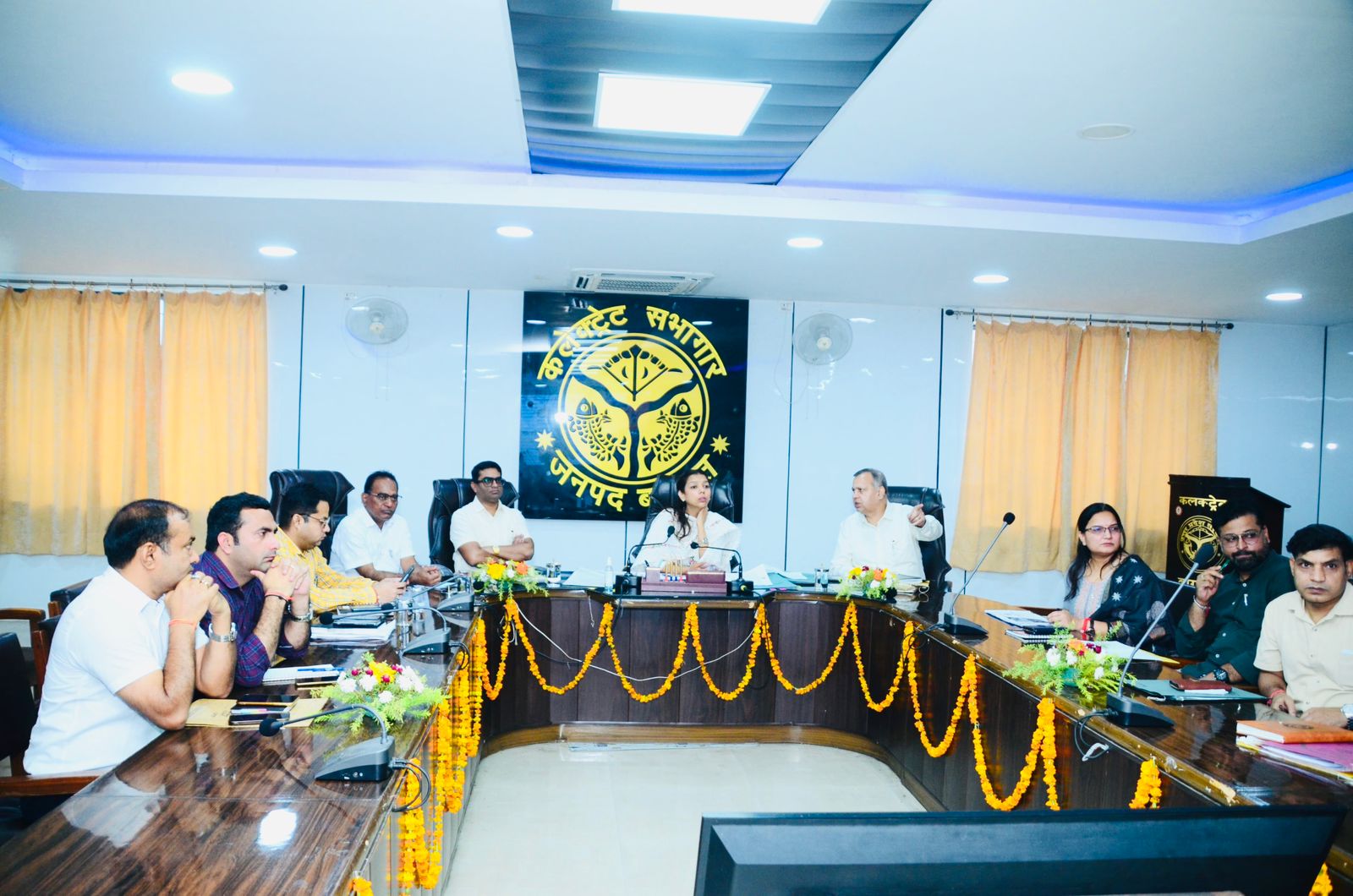बागपत कलेक्ट्रेट सभागार में बेठक लेते जिलाधिकारी बागपत कलेक्ट्रेट सभागार में बेठक लेते जिलाधिकारी