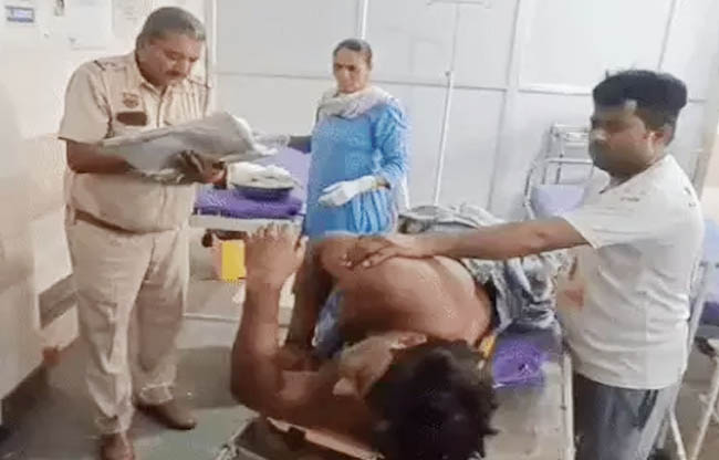 सोनीपत: घायल जगफूल से प्राथमिक जानकारी लेते हुए पुलिसकर्मी। सोनीपत: घायल जगफूल से प्राथमिक जानकारी लेते हुए पुलिसकर्मी।