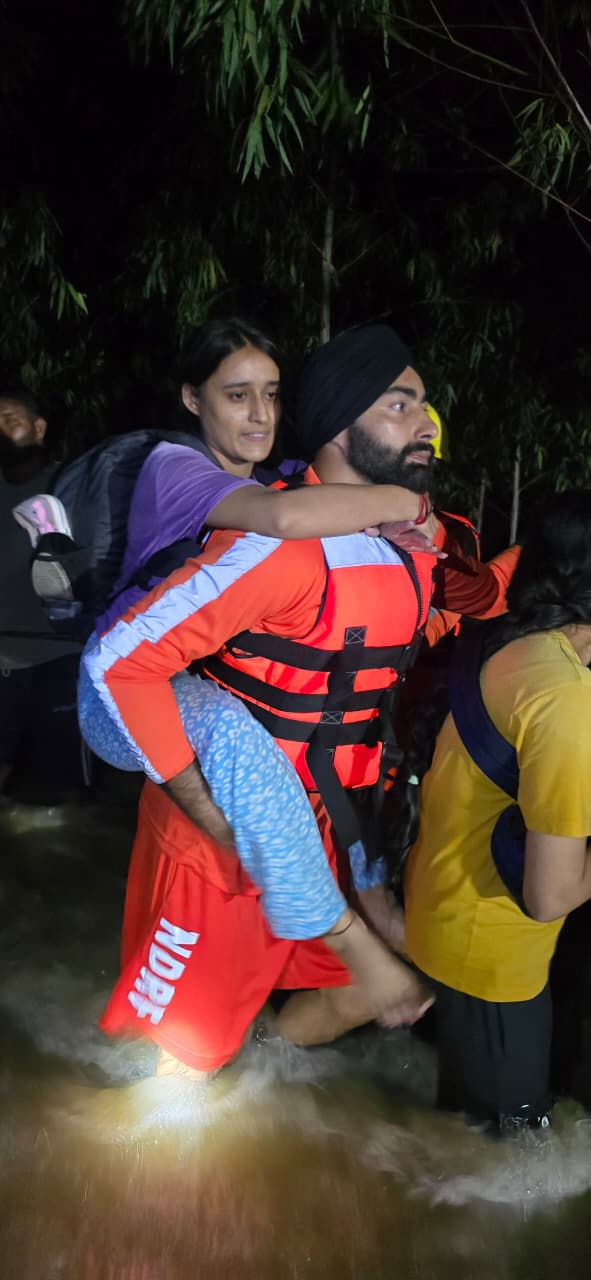निजी विश्वविद्यालय के छात्रों को बचाते हुए जवान।
