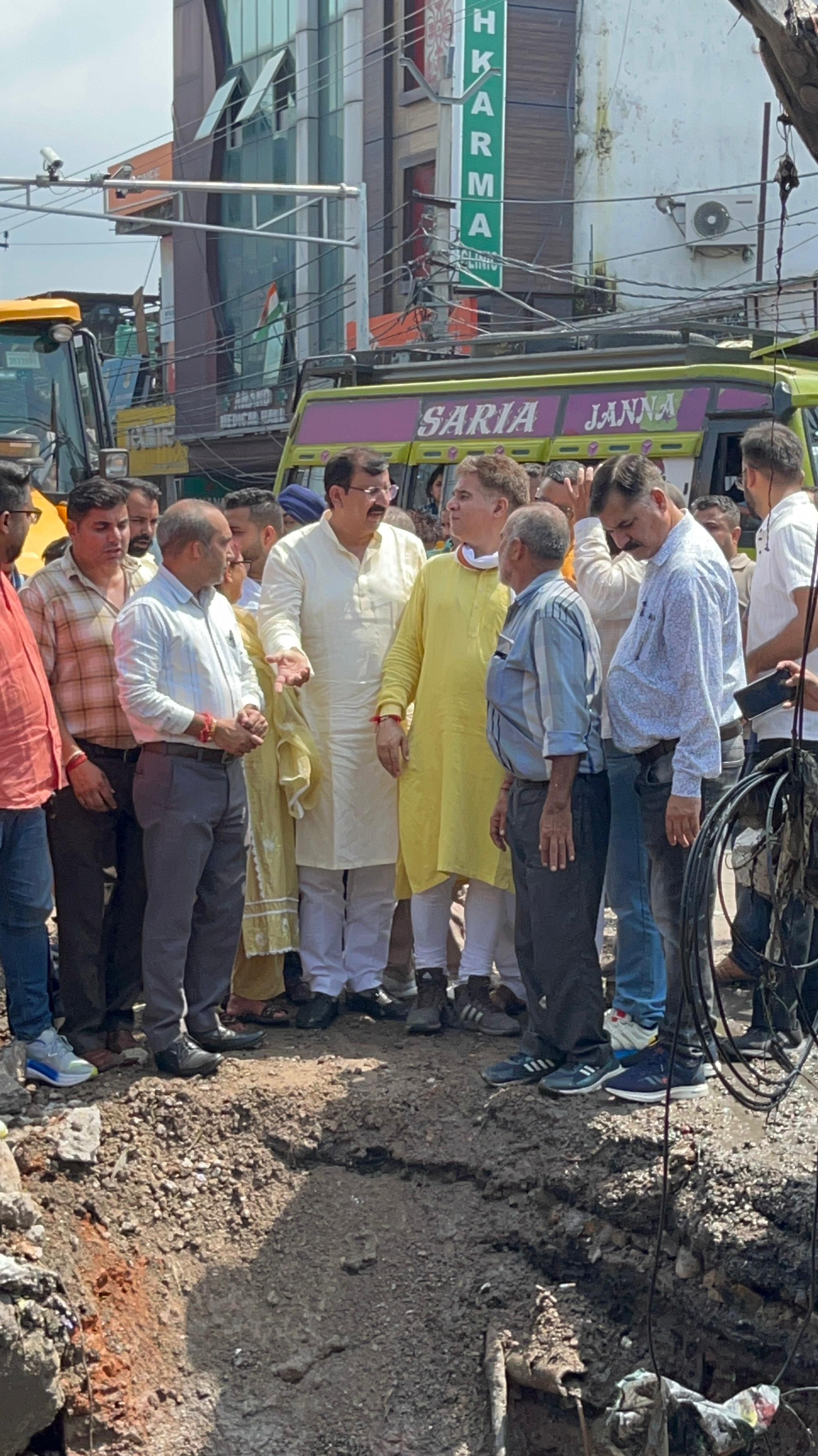 जम्मू वेस्ट विधायक ने बाढ़ प्रभावित क्षेत्रों का दौरा किया, पीड़ित परिवारों को राहत, नालों की सफाई और बुनियादी ढाँचे की बहाली का आश्वासन जम्मू वेस्ट विधायक ने बाढ़ प्रभावित क्षेत्रों का दौरा किया, पीड़ित परिवारों को राहत, नालों की सफाई और बुनियादी ढाँचे की बहाली का आश्वासन