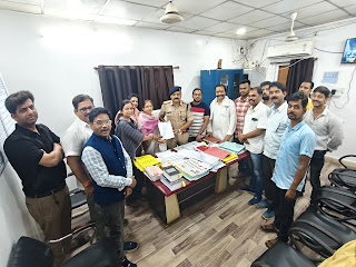 कोतवाली में थाना प्रभारी को ज्ञापन सौंपते हुए भाजपाई।