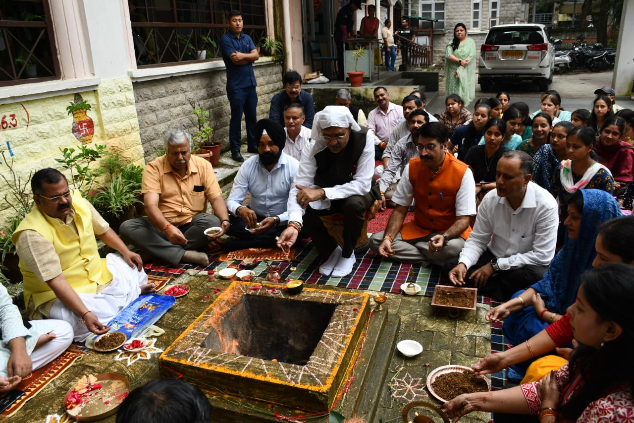 यज्ञ में हिस्सा लेते हुए कुलपति और अन्य। यज्ञ में हिस्सा लेते हुए कुलपति और अन्य।