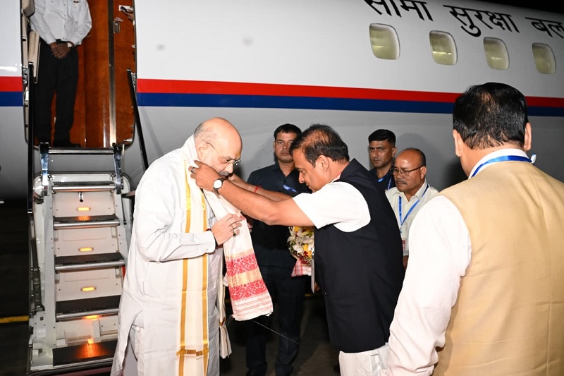 गुवाहाटी पहुंचे केंद्रीय गृह और सहकारिता मंत्री अमित शाह का एलजीबीआई हवाई अड्डे पर स्वागत करते मुख्यमंत्री डॉ. हिमंत बिस्वा सरमा। गुवाहाटी पहुंचे केंद्रीय गृह और सहकारिता मंत्री अमित शाह का एलजीबीआई हवाई अड्डे पर स्वागत करते मुख्यमंत्री डॉ. हिमंत बिस्वा सरमा।