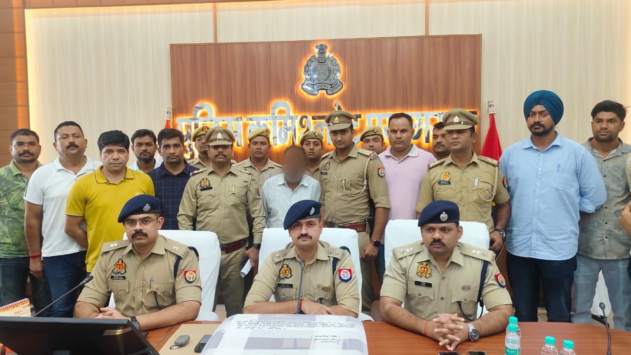 प्रयागराज : !गिरफ्तार आरोपित एवं पुलिस अधिकारियों का छाया चित्र प्रयागराज : !गिरफ्तार आरोपित एवं पुलिस अधिकारियों का छाया चित्र