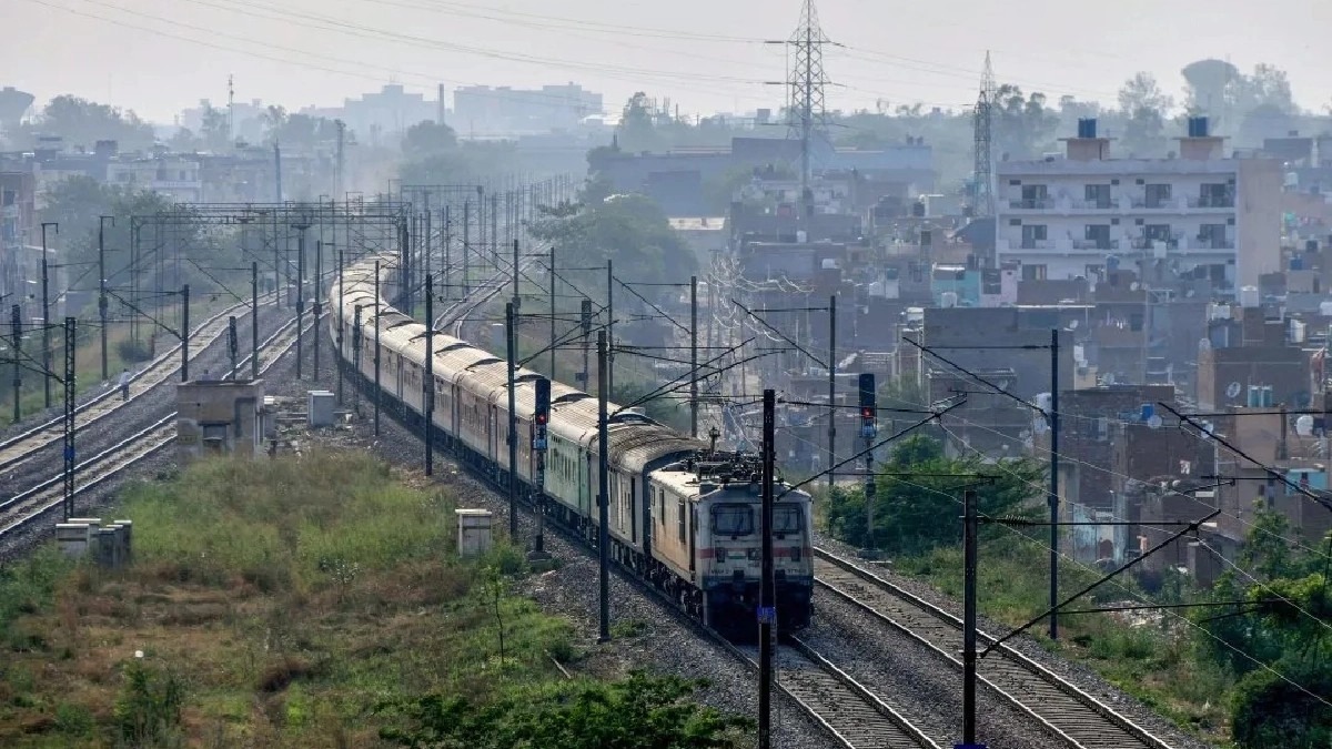 पूजा से पहले उत्तर बंगाल जाने वाली कई ट्रेनें रद्द पूजा से पहले उत्तर बंगाल जाने वाली कई ट्रेनें रद्द