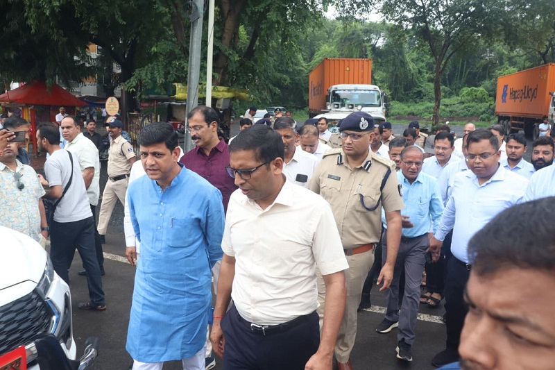 जनप्रतिनिधि-अधिकारी एक ही बस में निकले निरीक्षण पर जनप्रतिनिधि-अधिकारी एक ही बस में निकले निरीक्षण पर