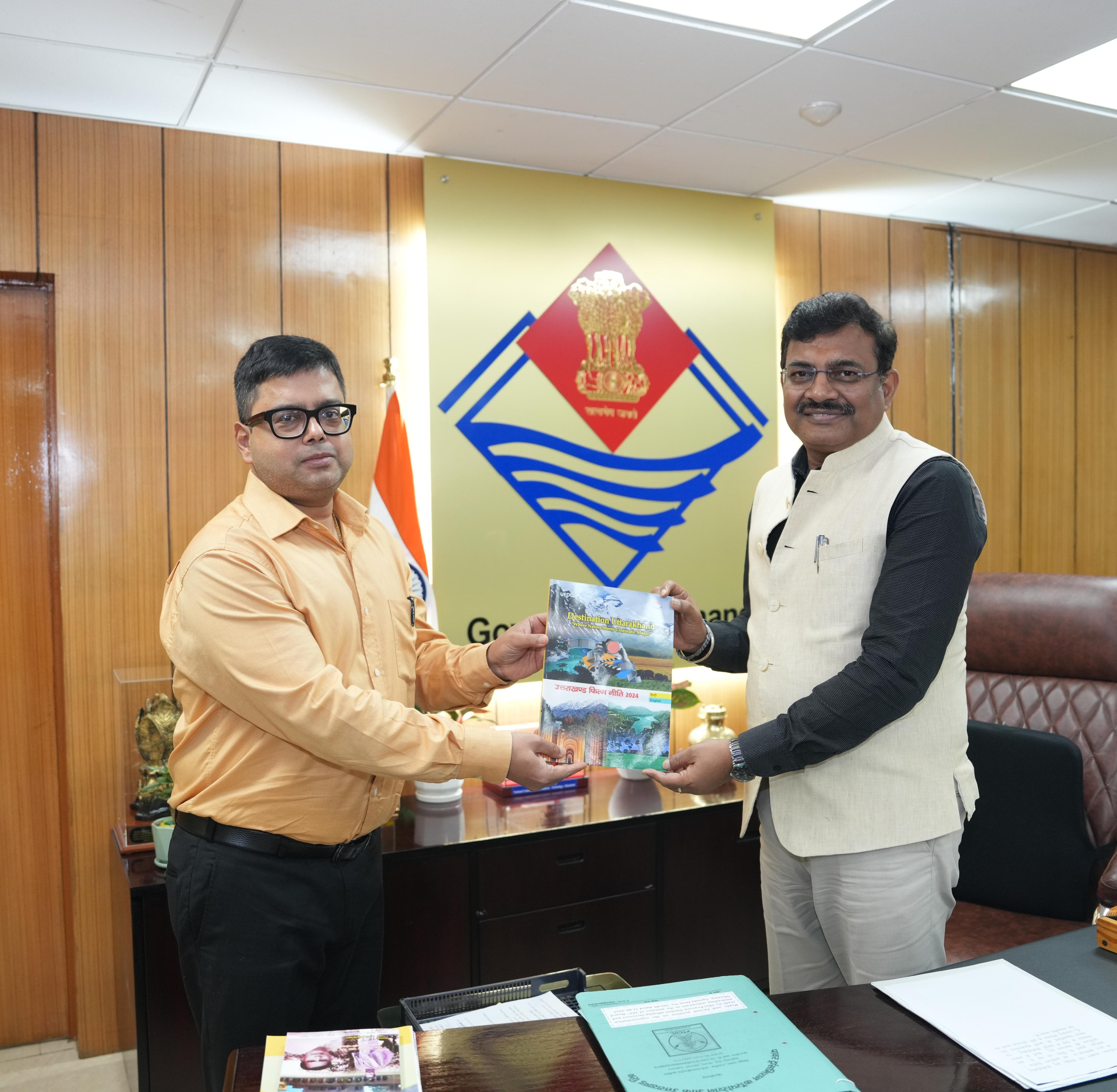 उत्तराखंड फ़िल्म विकास परिषद के संयुक्त मुख्य कार्यकारी अधिकारी डॉ.नितिन उपाध्याय  मुख्य सचिव आनन्द बर्द्धन से शिष्टाचार भेंट करते।