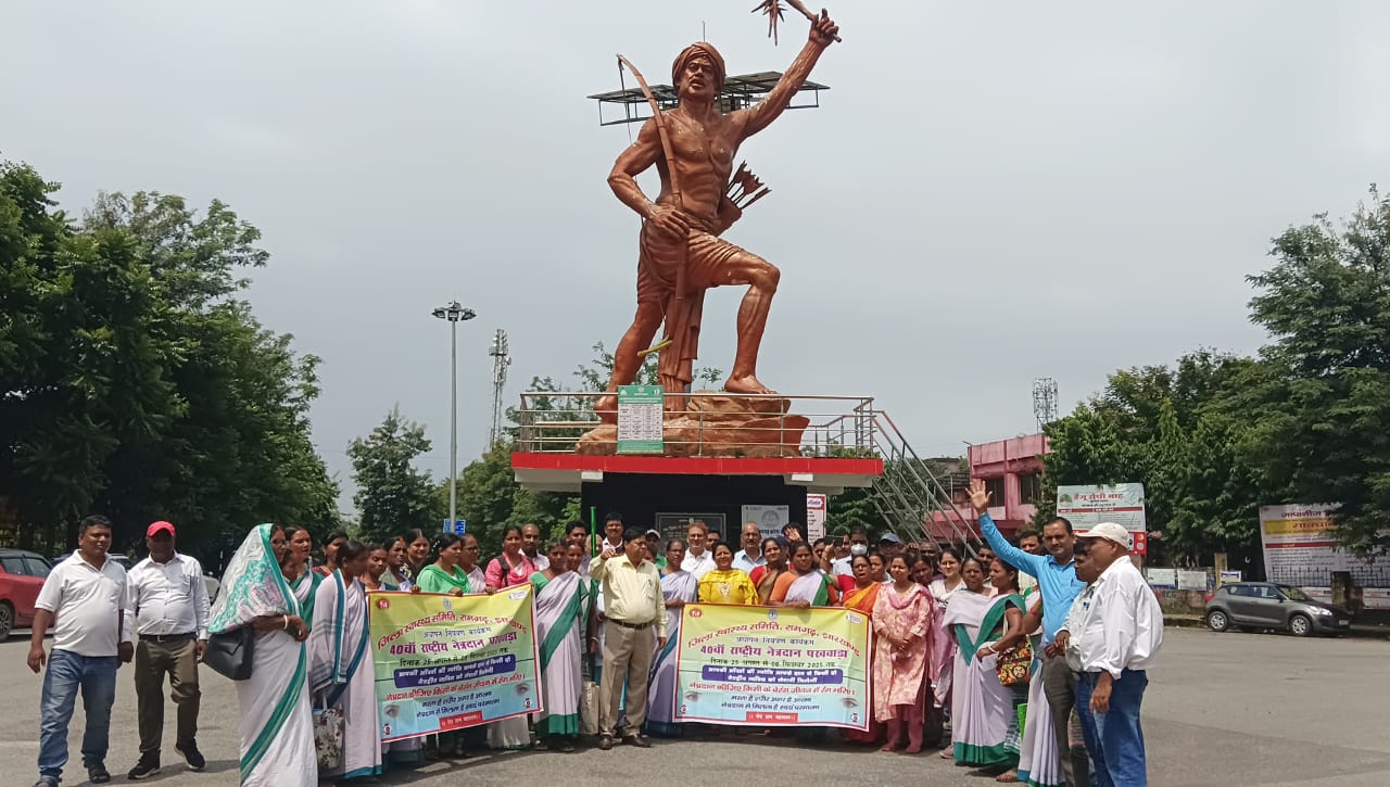 रैली में शामिल अधिकारी