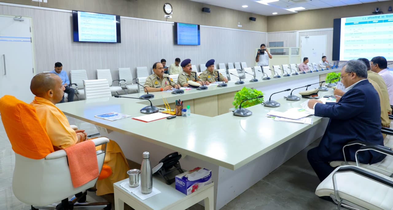 होमगार्ड विभाग की बैठक करते मुख्यमंत्री योगी