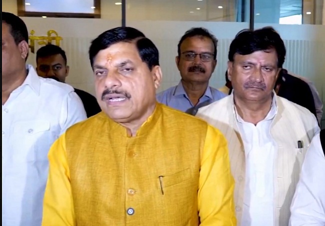 सर्वदलीय बैठक के बाद मीडिया से बात करते हुए मुख्यमंत्री सर्वदलीय बैठक के बाद मीडिया से बात करते हुए मुख्यमंत्री
