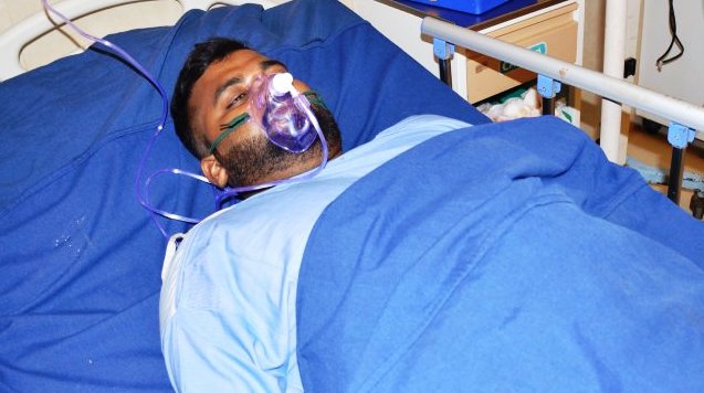 मोटरसाइकिल सवारों ने आंखों में मिर्ची झौंक युवक पर चलाई दनादन गोलियां, चाकू भी मारा मोटरसाइकिल सवारों ने आंखों में मिर्ची झौंक युवक पर चलाई दनादन गोलियां, चाकू भी मारा