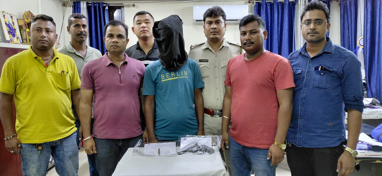 देसी कट्टा के साथ गिरफ्तार आरोपित और पुलिसकर्मी देसी कट्टा के साथ गिरफ्तार आरोपित और पुलिसकर्मी