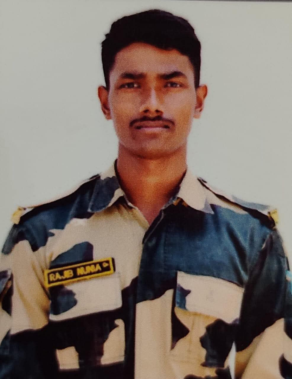 शहीद बीएसएफ कांस्टेबल राजीब नुनिया की तस्वीर। शहीद बीएसएफ कांस्टेबल राजीब नुनिया की तस्वीर।