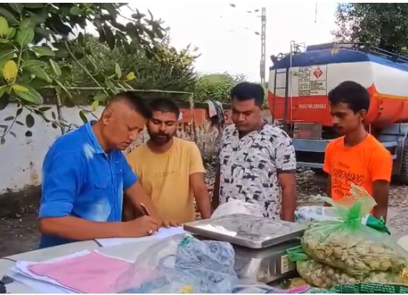 चोरी के सामान के साथ पकड़े गए चोर से पूछताछ करती पुलिस चोरी के सामान के साथ पकड़े गए चोर से पूछताछ करती पुलिस