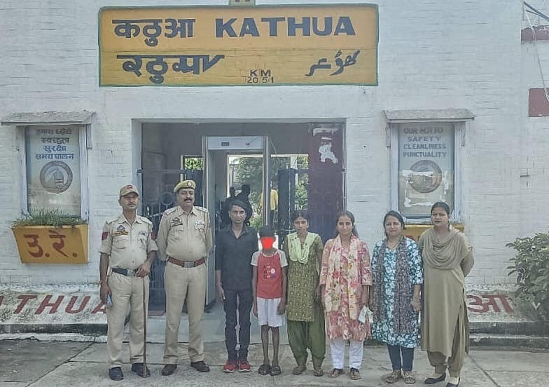 GRP Kathua reunited a child from Bihar with his parents GRP Kathua reunited a child from Bihar with his parents