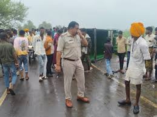 पेटलावद क्षेत्र में मजदूरों को छोड़ने जा रही पिकअप अनियंत्रित होकर पलटी पेटलावद क्षेत्र में मजदूरों को छोड़ने जा रही पिकअप अनियंत्रित होकर पलटी