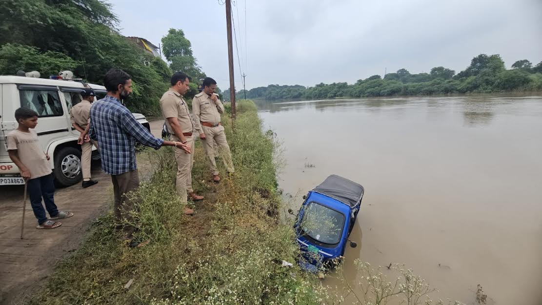 शिवना में गिरा ई रिक्क्षा शिवना में गिरा ई रिक्क्षा