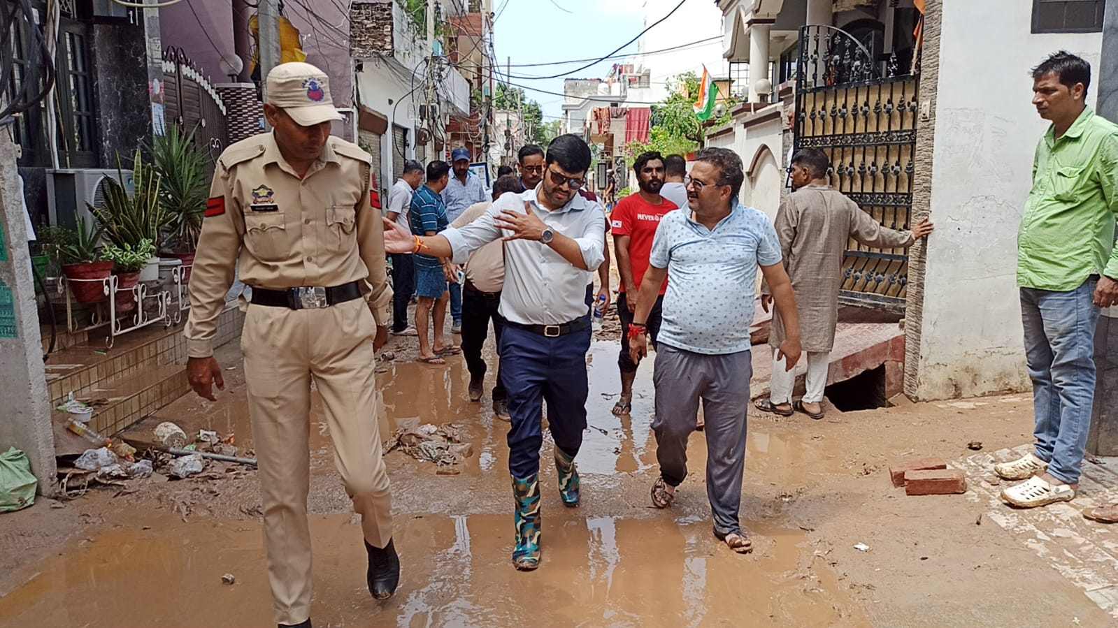 बाढ प्रभा्वित इलाकाें का दाैरा करते जेएमसी आयुकत् बाढ प्रभा्वित इलाकाें का दाैरा करते जेएमसी आयुकत्