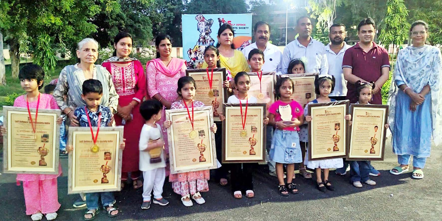 मुख्य अतिथि रीटा मलिक एचएयू में बच्चों को सम्मानित करती हुईं।