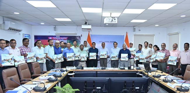 विमोचन करते महाप्रबंधक सहित अन्य विमोचन करते महाप्रबंधक सहित अन्य