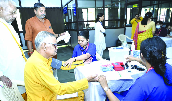 परीक्षण करते हुए चिकित्सक