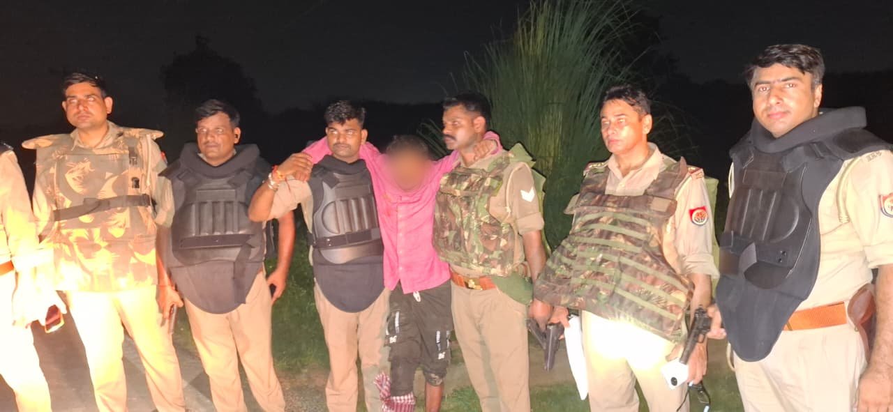 प्रयागराज में हुई मुठभेड़ में गिरफ्तार बदमाश व पुलिस टीम का छाया चित्र