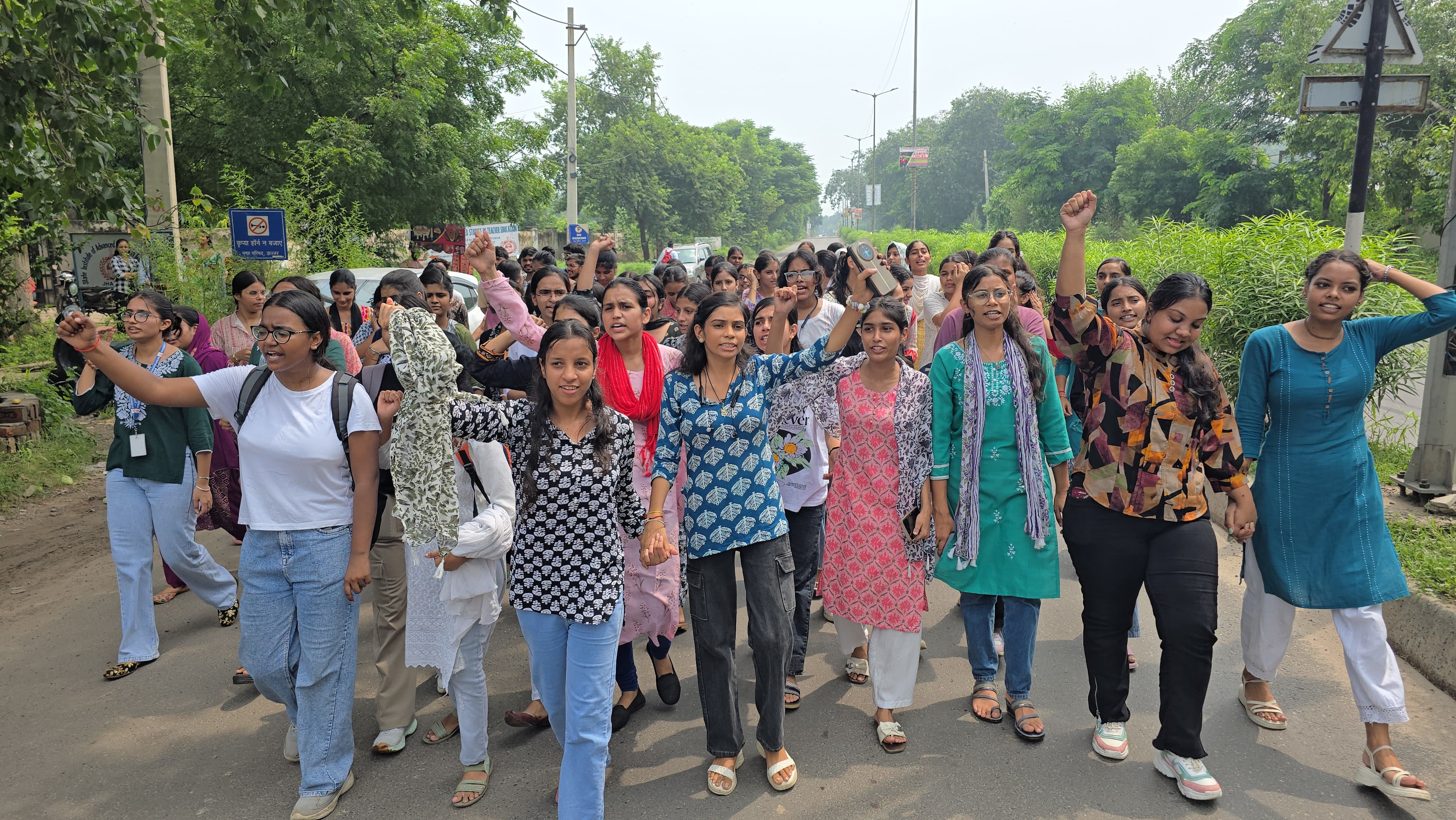 झज्जर में प्रदर्शन करते प्रारंभ स्कूल के विद्यार्थी। झज्जर में प्रदर्शन करते प्रारंभ स्कूल के विद्यार्थी।