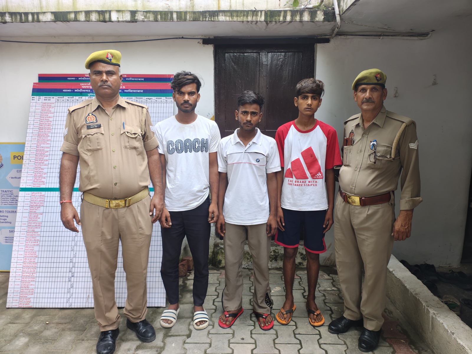 आरोपी पुलिस गिरफ्त में आरोपी पुलिस गिरफ्त में