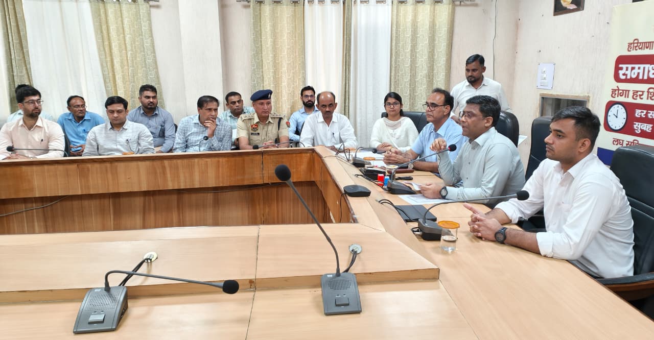 बैठक की अध्यक्षता करते हुए डीसी। बैठक की अध्यक्षता करते हुए डीसी।