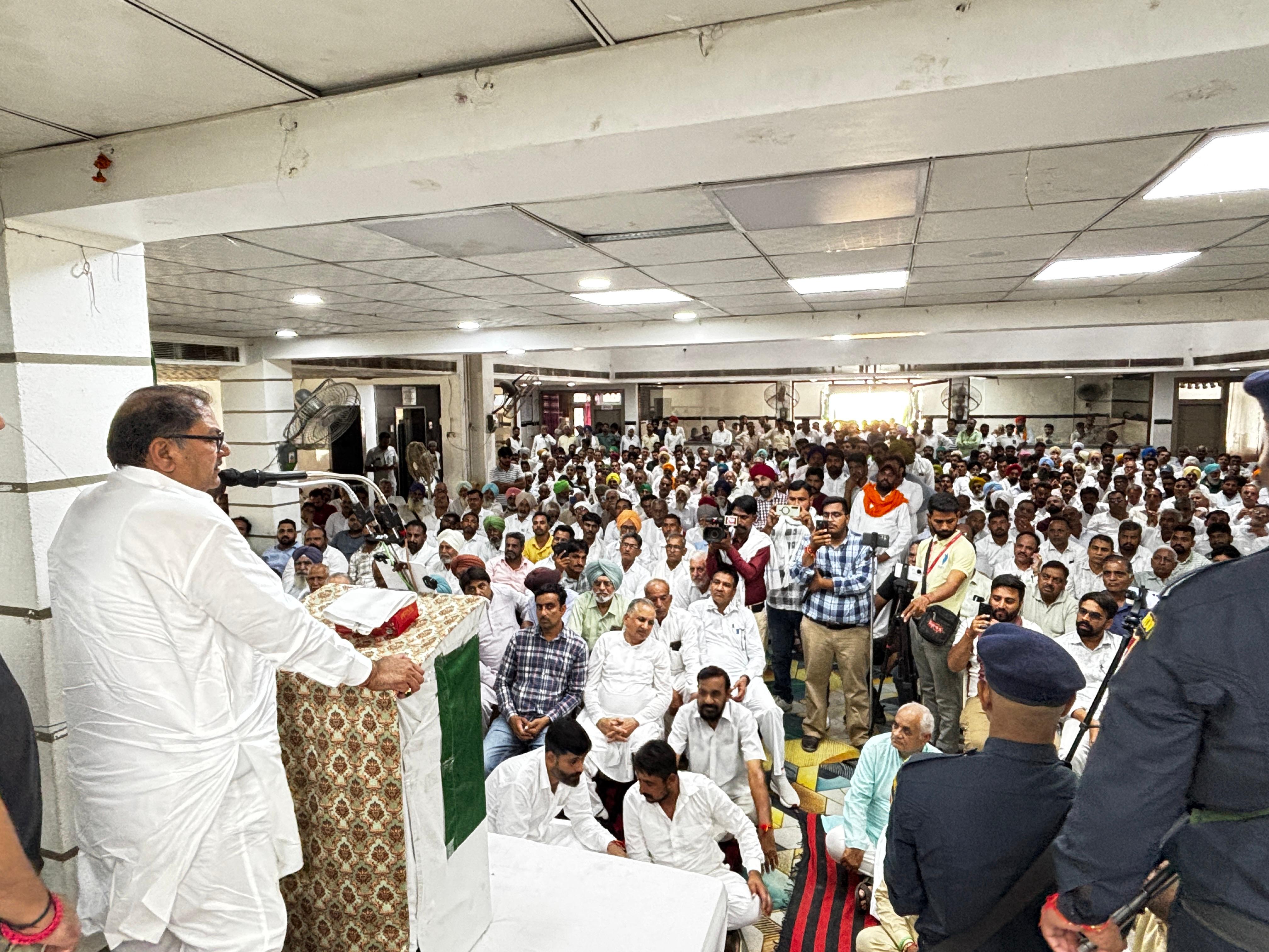 कार्यकर्ताओं की बैठक को संबोधित करते अभय सिंह चौटाला। कार्यकर्ताओं की बैठक को संबोधित करते अभय सिंह चौटाला।