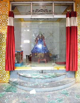 बीच चौराहे दुर्गा मंदिर से चोरों ने दानपेटी और सोने का मंगलसूत्र किया गायब बीच चौराहे दुर्गा मंदिर से चोरों ने दानपेटी और सोने का मंगलसूत्र किया गायब