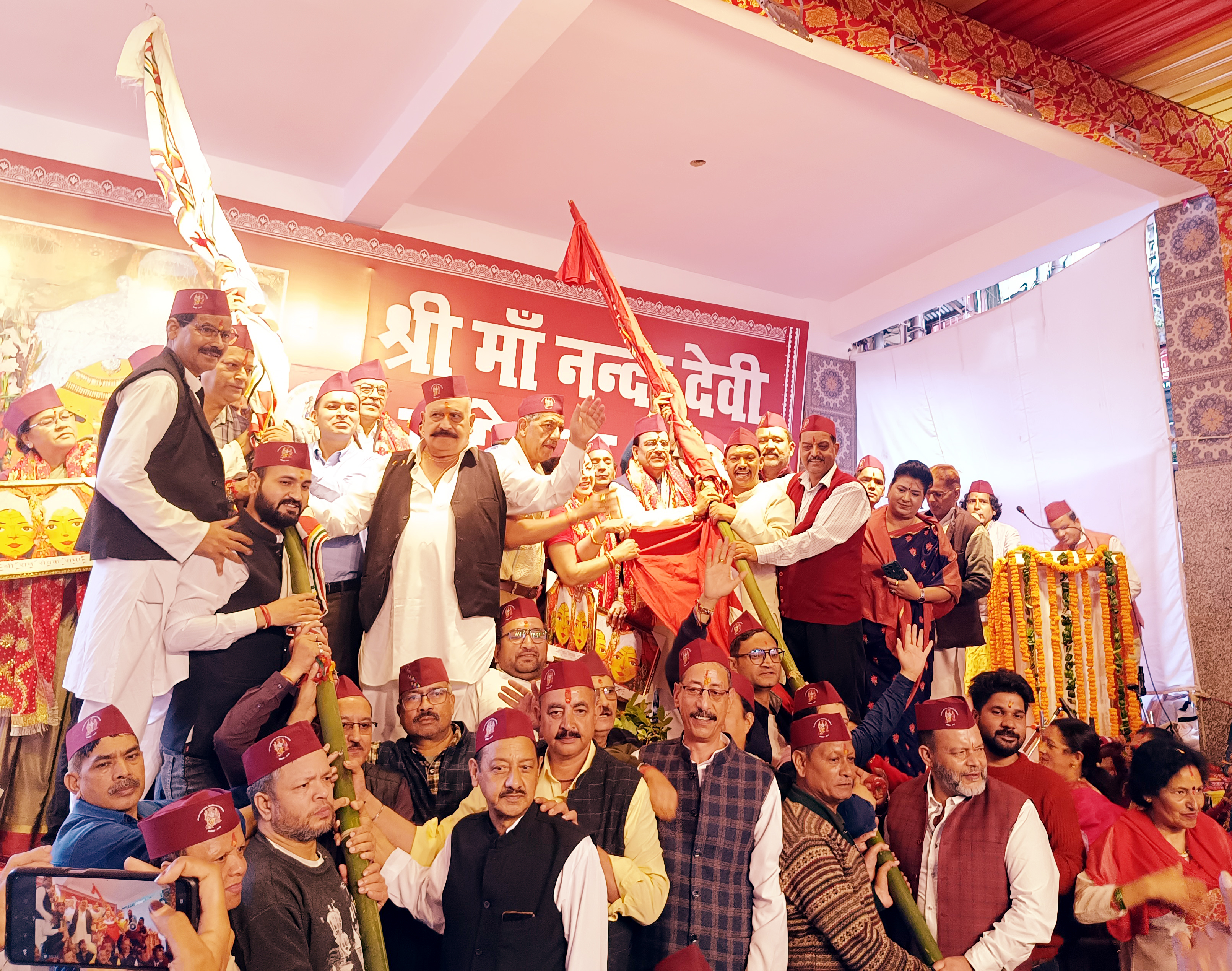 नंदा देवी महोत्सव के तहत कदली दल लाने के लिये दल को लाल व सफेद ध्वजों के साथ रवाना करते सांसद अजय भट्ट।