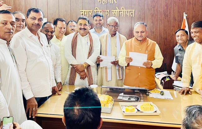 सोनीपत: भाजपा नेता चरण सिंह जोगी नगर निगम कार्यालय में पार्षद पद एवं गोपनीयता की शपथ लेते हुए सोनीपत: भाजपा नेता चरण सिंह जोगी नगर निगम कार्यालय में पार्षद पद एवं गोपनीयता की शपथ लेते हुए