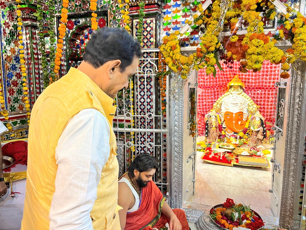 पूर्व गृहमंत्री नरोत्तम मिश्रा पहुंचे प्राचीन सिद्धी विनायक मंदिर पूर्व गृहमंत्री नरोत्तम मिश्रा पहुंचे प्राचीन सिद्धी विनायक मंदिर